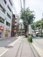 街路樹の立ち並ぶ通り