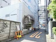 隣接する側道奥からの景観
