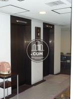 エレベーターは2基完備されています。少し時代を感じますが、ホールに電話器があるのもポイントです。