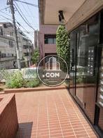 正面玄関より小田急線路方向を撮影