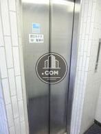 エレベーターの乗り場前