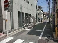 側面は車両通行禁止の路地です