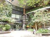 緑が生い茂る玄関前