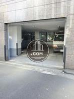 正面右側に駐車スペースがあります