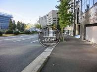 六本木通り沿いにあります