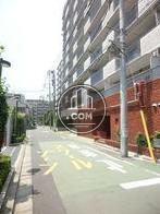 路地沿いにはバルコニーが設置されています