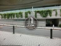 正面玄関前は表参道ヒルズ
