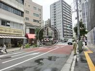 交差点から車が流れてきます