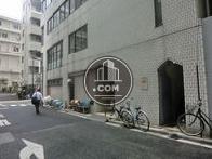 正面玄関前の歩道