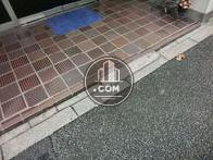 歩道との間に段差がわずかにあります