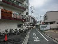 路地に面した角地に立っています