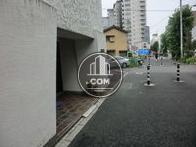正面向って右脇にあります