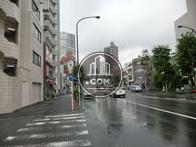 広い通りに面しています