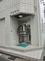 路地に面した正面玄関