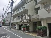 通りに面してバルコニーが設置されています