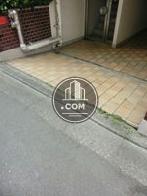 道路との間にわずかに段差があります