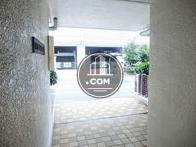 正面玄関ドア前より通りを撮影