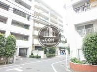 正面には集合住宅が並びます