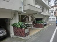 植栽に挟まれた正面中央に入口が設置されています