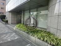前面の歩道は広めに造られ、余裕を感じます