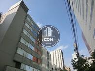 青空に映える外観です