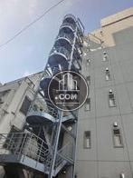 側面には大きな外階段が