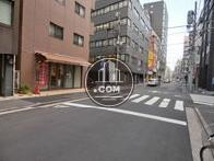 小規模のビルが立ち並びます