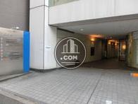 エントランスまでは奥行きがあります