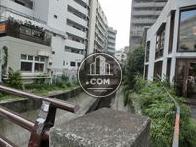 渋谷川がビル横に流れています