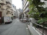 正面玄関部分は閑静なオフィス・住宅街側にございます