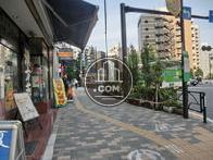 たいへん整備された大通り側です