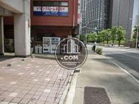 こちらの方向にコンビニや飲食店などが数件あります