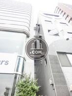 正面隣はビルが隣接しています