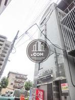 側面に入口があります
