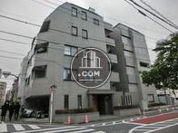 住宅街の交差点角地で重厚な外観が印象的です。