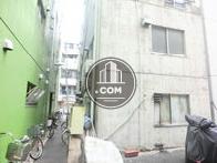 側面は細い路地です