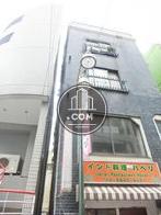 左隣は建物に隣接しています