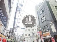 すぐ側に交差点があります
