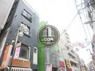 商店街のゲートがあります
