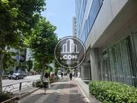 正面玄関前の広々とした歩道