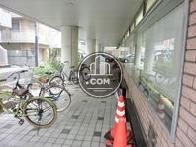 側面に駐輪スペースがあります