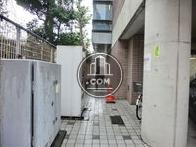 裏側奥に外階段が見えます