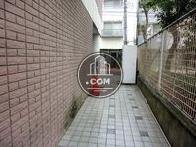 外階段から通りを見た光景