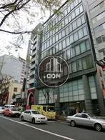 ガラスをふんだんに使った外壁が印象的です
