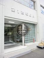 ビル名がすぐ分かる正面玄関です