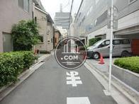 裏手の道路を撮影