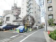 隣接する側道奥からのアングル