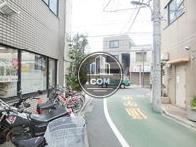 玄関前の通り
