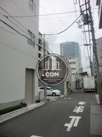 側面と接している路地は比較的静かです