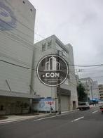 道路を挟んだ向い側より撮影